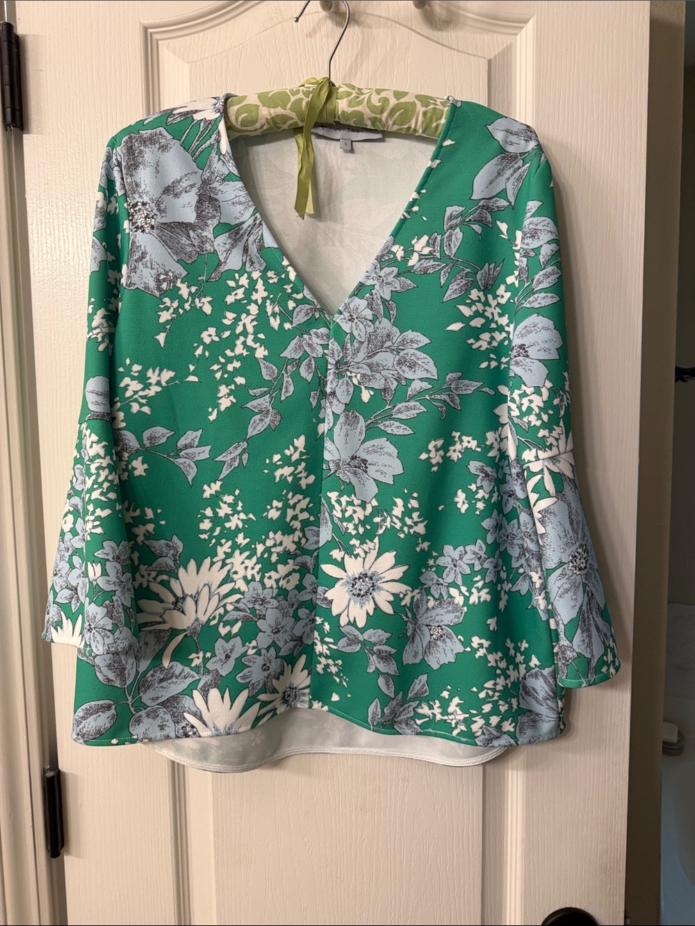 Tuckernuck Women’s Green Floral V-Neck Blouse
